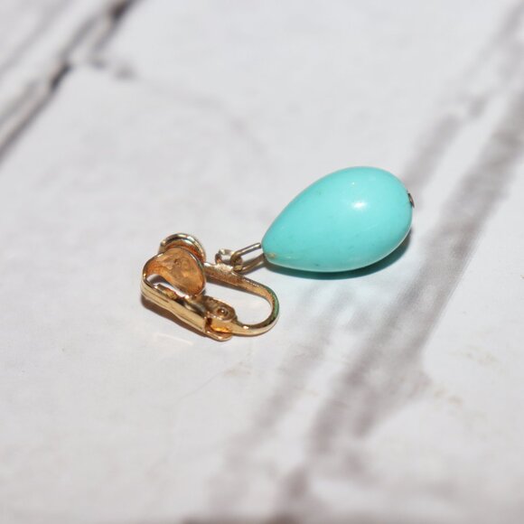 Beautiful vintage gold and dangling turquoise clip-on earrings 1 1/8" - Picture 2 of 5